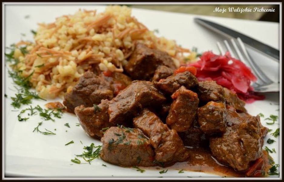 GULASZ Z ANTRYKOTU Z NUTĄ WĘDZONEJ PAPRYKI