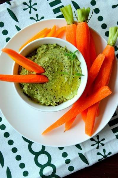 Hummus z pesto z natki marchewki