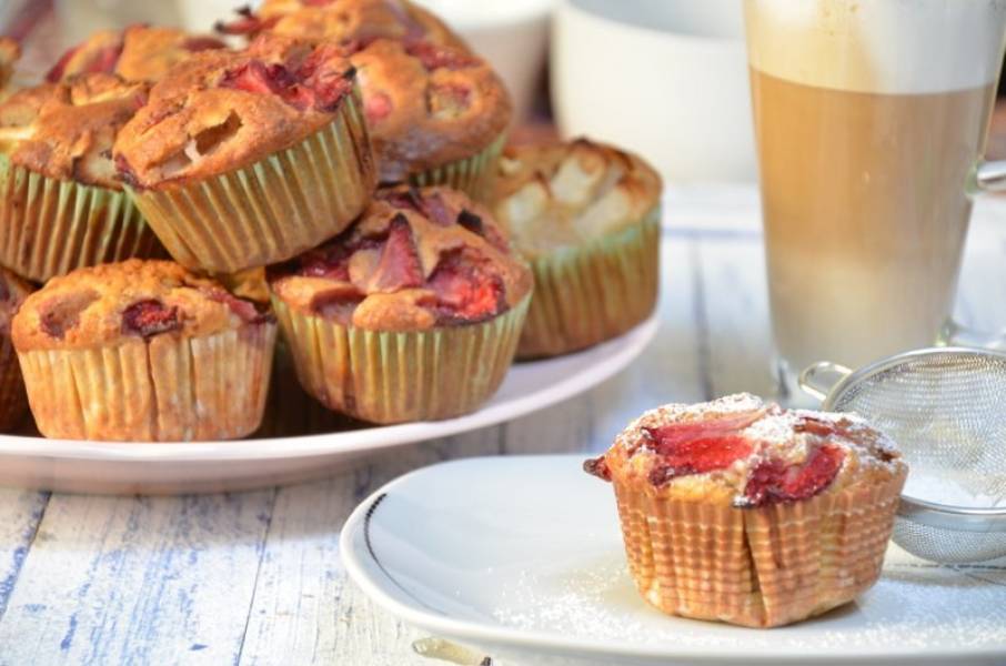 Muffinki pełnoziarniste z rabarbarem, truskawkami