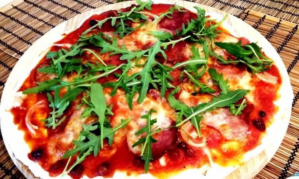 Pizza bezglutenowa z mozzarellą i rukolą w sosie pomidorowo-chrzanowo-żurawinowym