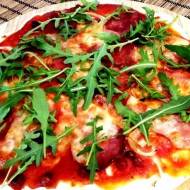 Pizza bezglutenowa z mozzarellą i rukolą w sosie pomidorowo-chrzanowo-żurawinowym