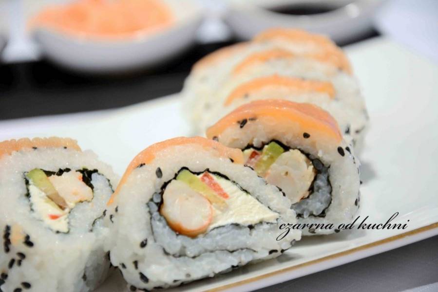 Sushi uramaki z krewetkami i łososiem