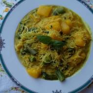 Bazyliowe curry ze szparagów i dyni z makaronem ryżowym