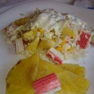 paluszki kraba w sałatce z ananasem