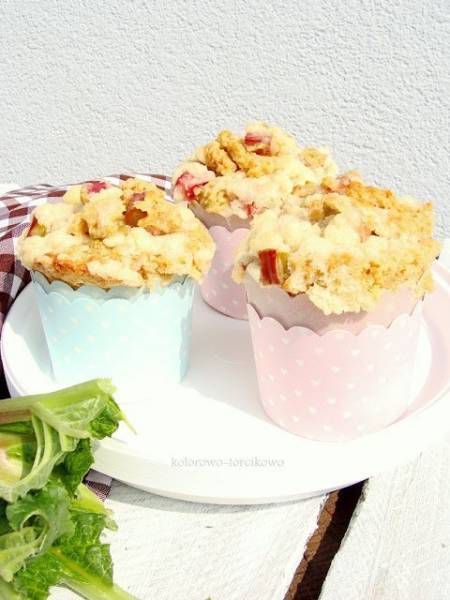 Pełnoziarniste muffiny z rabarbarem i kruszonką