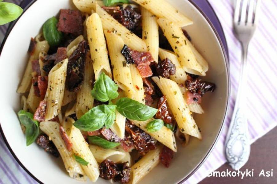 Penne z suszonymi pomidorkami i salami