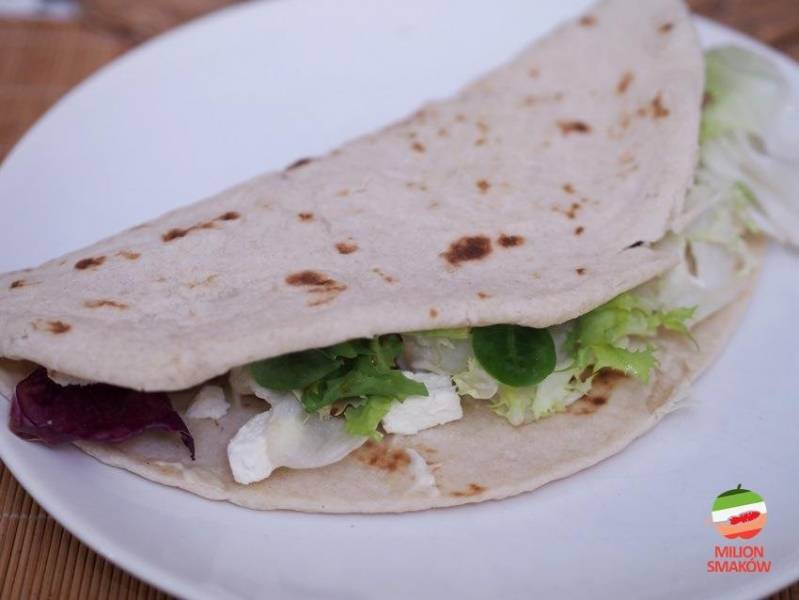 Tortilla z mieszanką sałat i serem feta