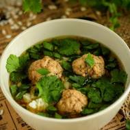 Tajska zupa z wieprzowiną, ryżem i kolendrą