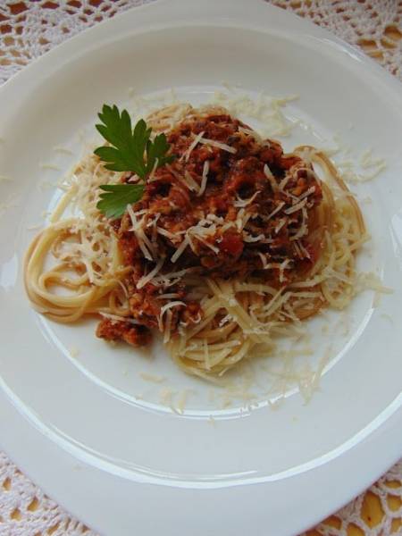 Spaghetti z sosem pomidorowo pieczarkowym.