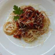 Spaghetti z sosem pomidorowo pieczarkowym.