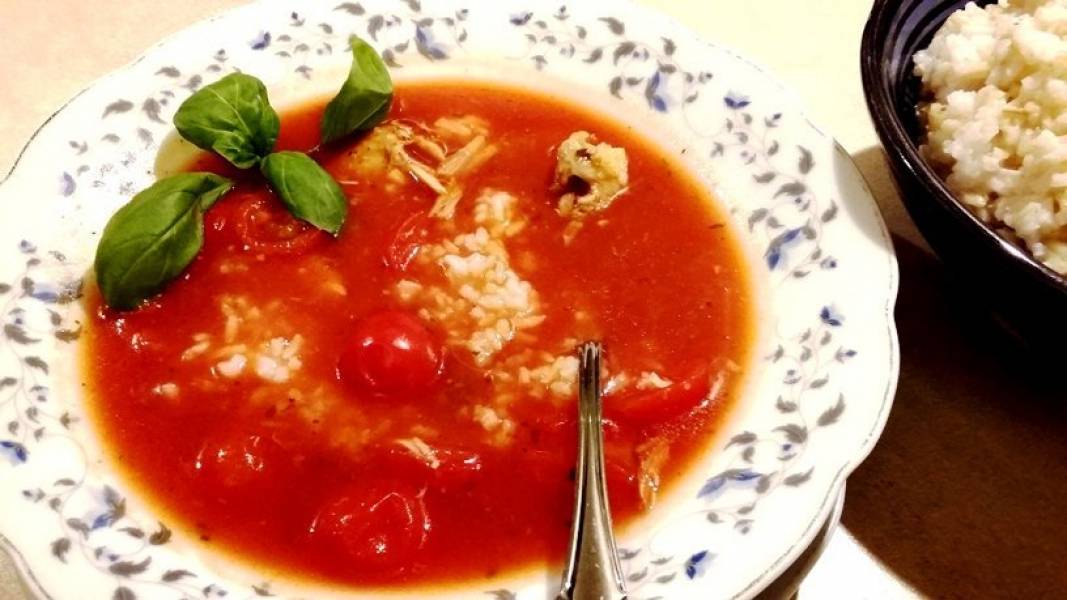 Pyszna zupa pomidorowa z bazylią i koktajlowymi pomidorkami