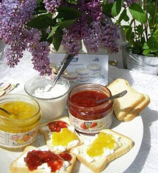 wyśmienite śniadanie na balkonie z dżemami Stovit i twarożkiem...