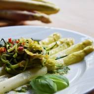 Białe szparagi z makaronem aglio olio z cukini i sosem z bazylii
