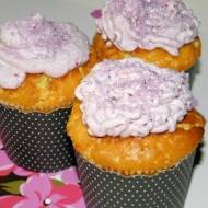 Cytrynowe muffinki z różowym kremem.