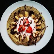 Omlet czekoladowy bez mąki z białkowym kremem truskawkowym, owocami i polewą kakaowo-orzechową