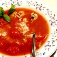Pyszna zupa pomidorowa z bazylią i koktajlowymi pomidorkami