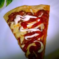 Pizza na ziołowym cieście z sosem bolognese