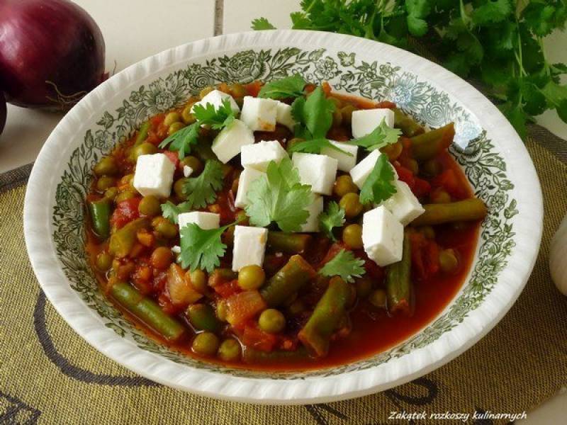 Curry z fetą, groszkiem i fasolką szparagową.