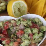 Guacamole - pasta z awokado, pomidorem, cebulą i kolendrą