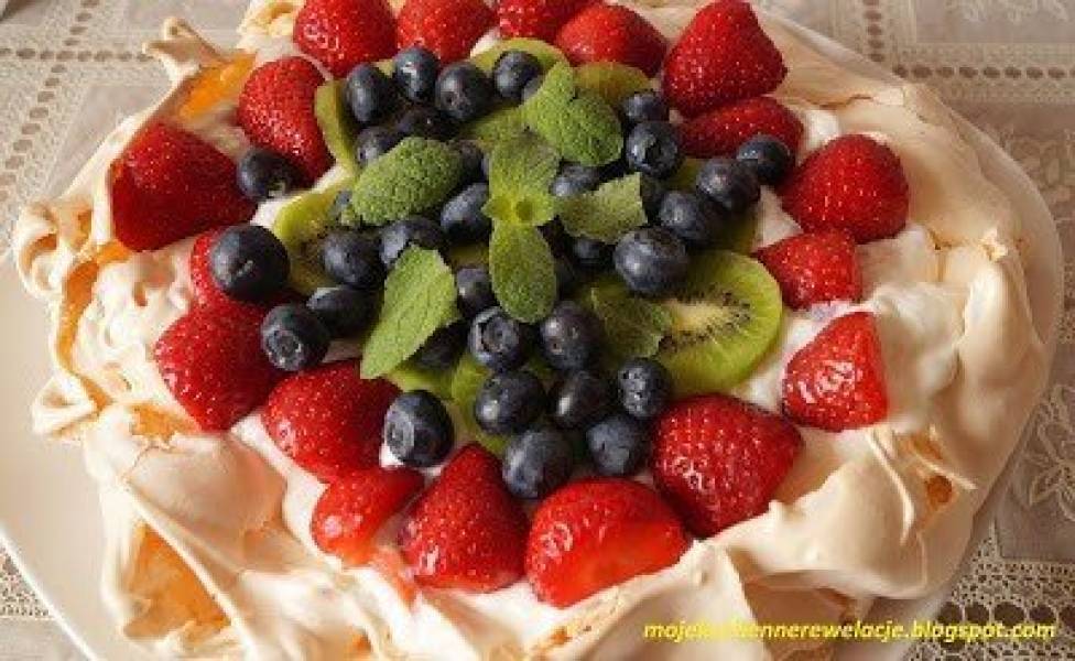 Pavlova - tort bezowy - z owocami i kremem mascarpone