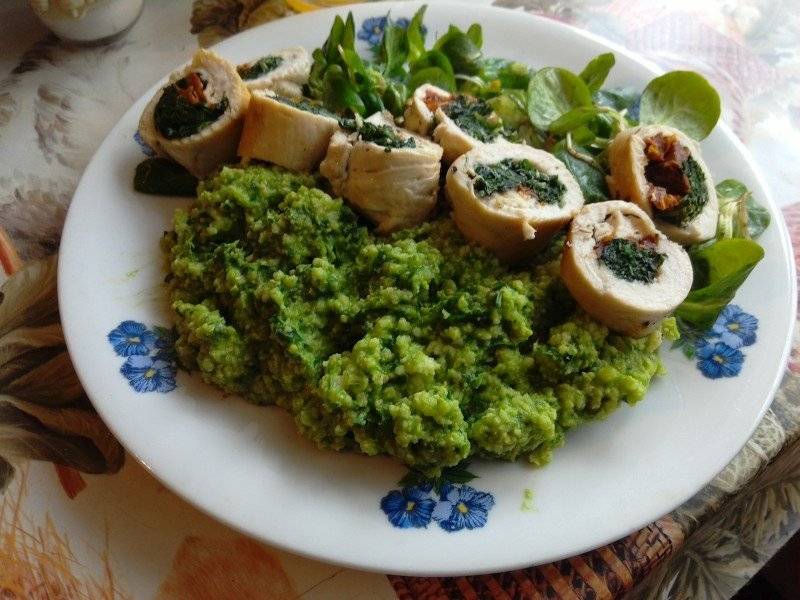 ROLADKI DROBIOWE Z JARMUŻEM I SUSZONYM POMIDOREM Z KASZĄ JAGLANĄ I PESTO WEDŁUG MARKA ZARĘBY