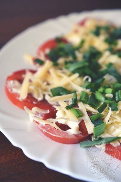 Niezawodny dodatek na grilla | Pomidory z majonezem, serem i szczypiorkiem