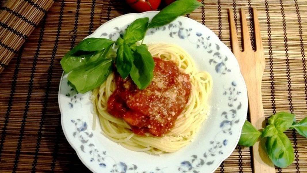 Spaghetti pomidorowe ze świeżą bazylią