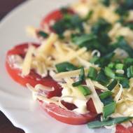 Niezawodny dodatek na grilla | Pomidory z majonezem, serem i szczypiorkiem