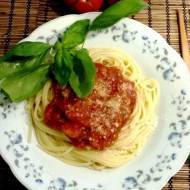Spaghetti pomidorowe ze świeżą bazylią