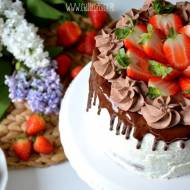 Tort czekoladowo truskawkowy
