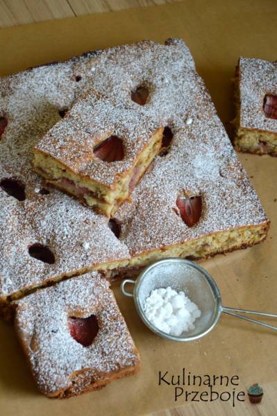 Ciasto z rabarbarem i truskawkami – szybkie i proste