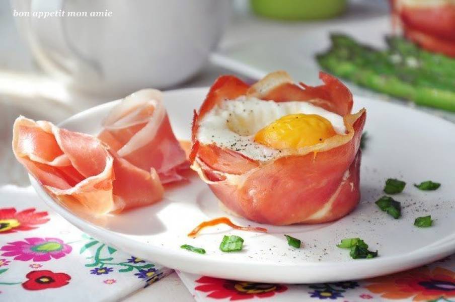 Jajka zapiekane w szynce parmeńskiej