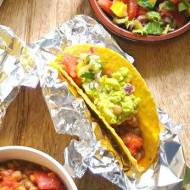 Tacos z guacamole i salsą nektarynkową
