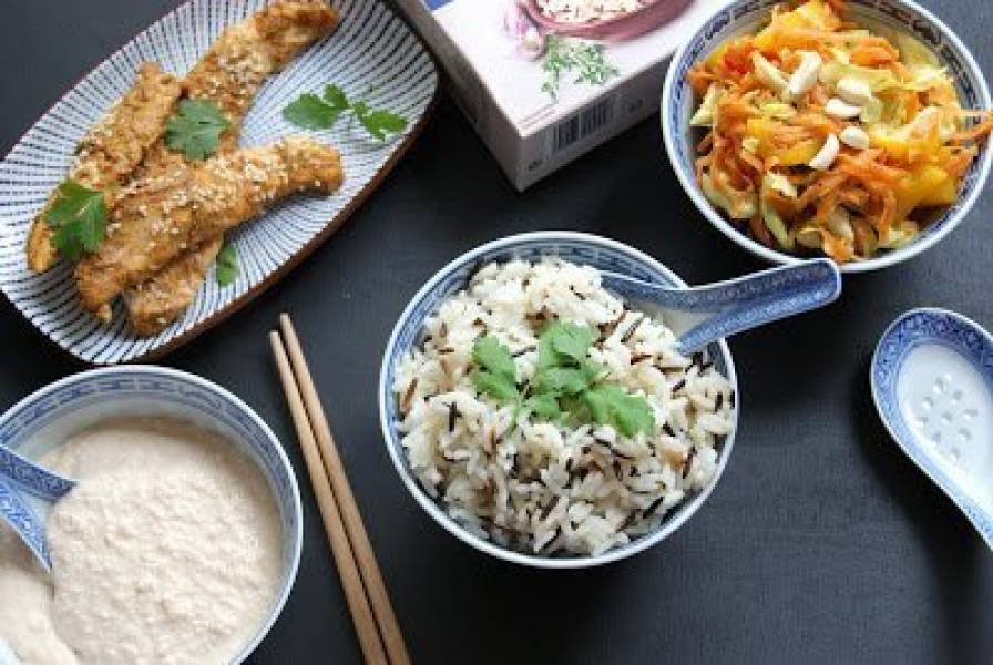 Kurczak z sosem orzechowym, ryżem i orientalną surówką