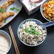 Kurczak z sosem orzechowym, ryżem i orientalną surówką