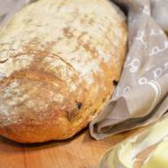 Prosty chleb pszenny z chrupiącą skórką