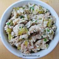 Sałatka ryżowa z tuńczykiem, groszkiem, kiszonym ogórkiem i szczypiorkiem