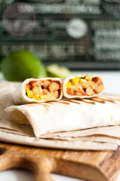 Burrito z pieczoną ciecierzycą i cheddarem