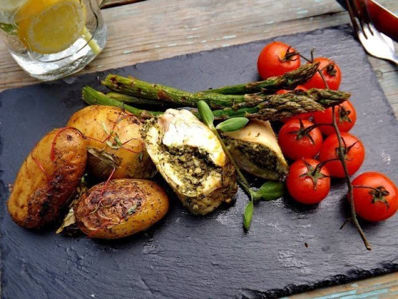 Grillowana rolada z kurczaka z serkiem kremowym, pesto z rukoli i warzywami