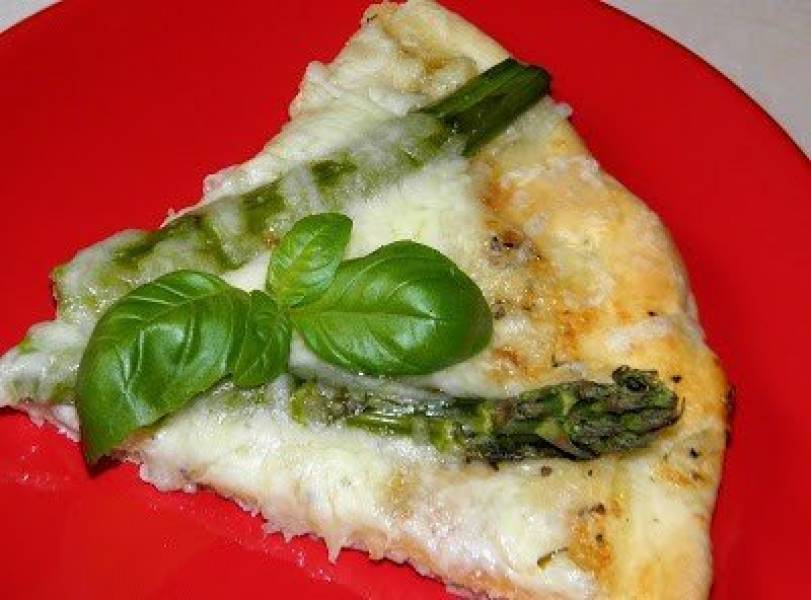 Pizza ze szparagami i białym sosem.