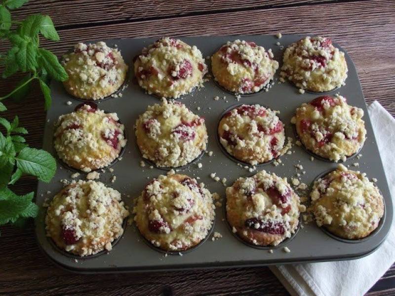 Słodkie środy - Muffiny kokosowe z rabarbarem i truskawkami