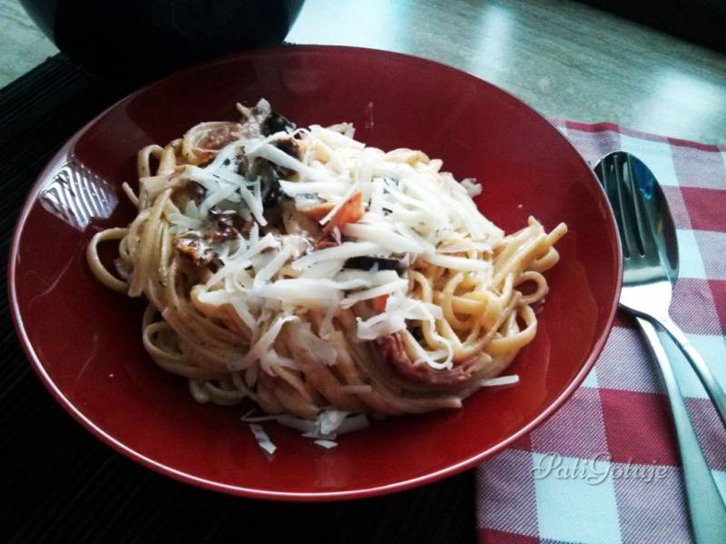 Spaghetti z suszonymi pomidorami, szynką parmeńską i oliwkami