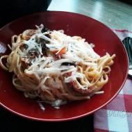 Spaghetti z suszonymi pomidorami, szynką parmeńską i oliwkami