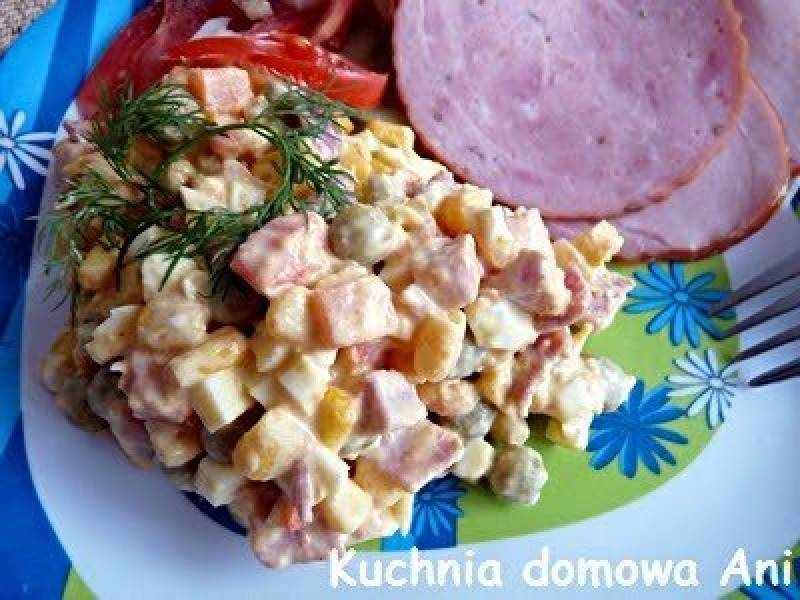 Sałatka z warzywami i salami