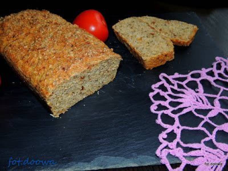 Chleb pszenno - żytni z owsem i suszem z pomidorów