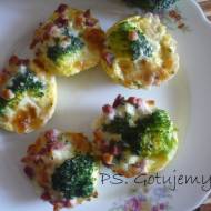 Muffiny jajeczne z brokułami, szynką i mozzarellą