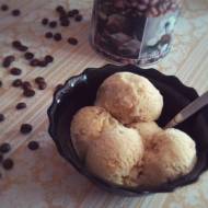 Kawowe lody z orzechami włoskimi i szczyptą kardamonu