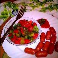 Kiełbaski z szybką sałatką z kiszonych ogórków i pomidora.