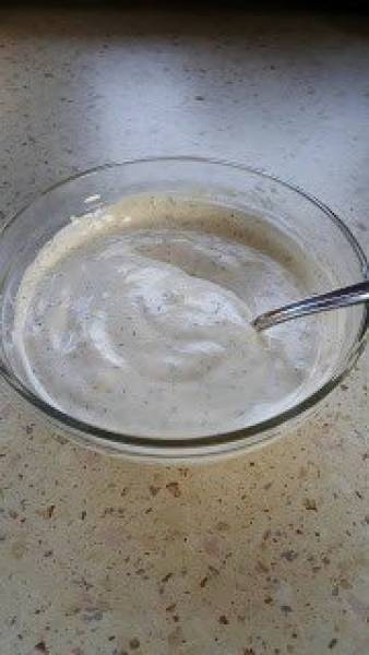 Sos czosnkowy z jogurtu naturalnego