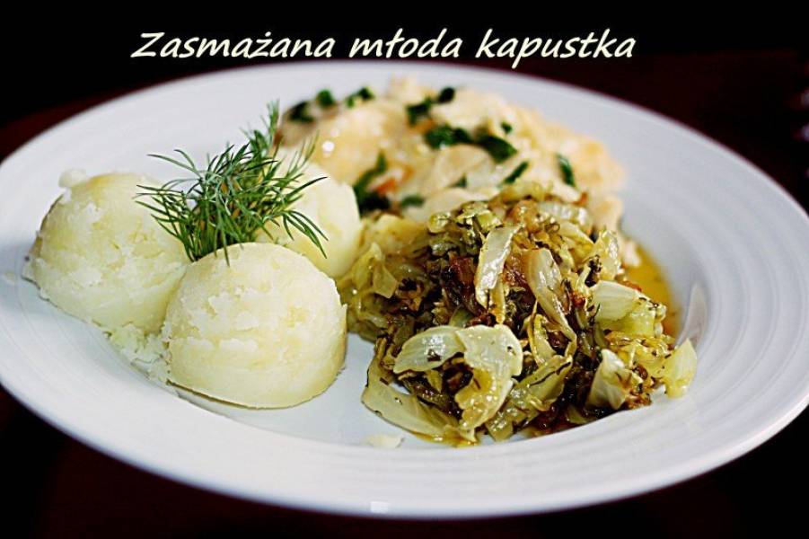 Zasmażana młoda kapustka na masełku